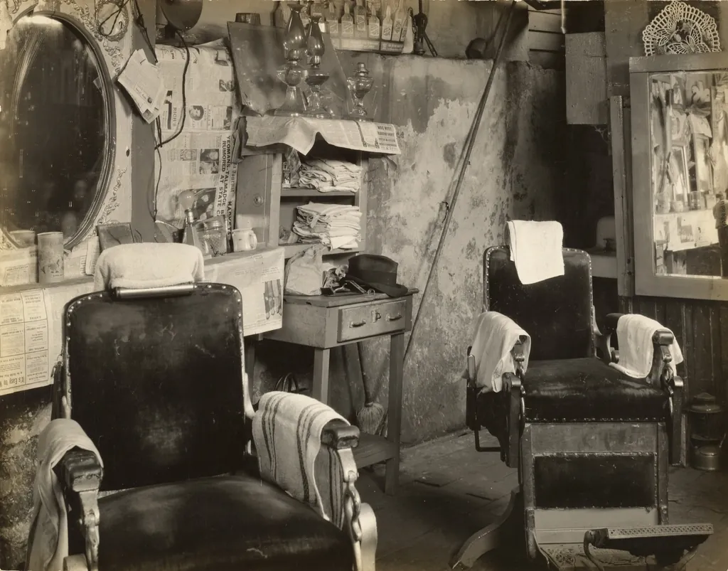 Interior de una barbería clásica en blanco y negro